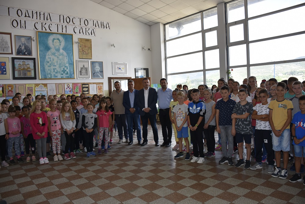 Srđan Popović delivered computers and projectors to schools