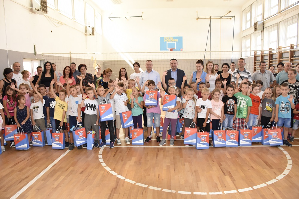 The Municipality of Gračanica provided school supplies for the first-graders in central Kosovo