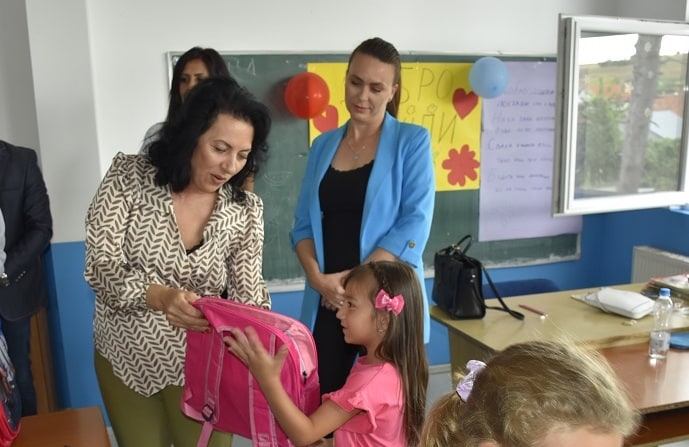 Kryetarja Shubariq dhe drejtoresha Niçiq uruan fillimin e vitit shkollor