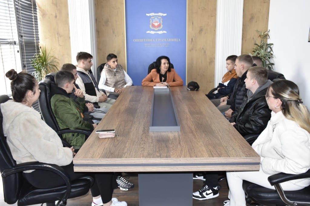 Kryetarja Shubariq ua dorëzoi praktikantëve kontratat 