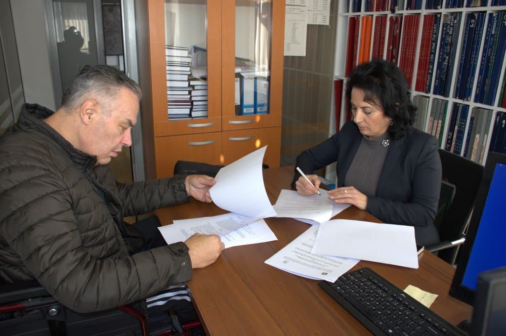 Komuna ndihmon personat me aftësi të kufizuara, nënshkruhet marrëveshja e furnizimit  me automjet të specializuar