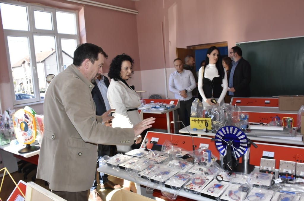 ОШ „Краљ Милутин“ у Грачаници добила нови кабинет за извођење практичне наставе