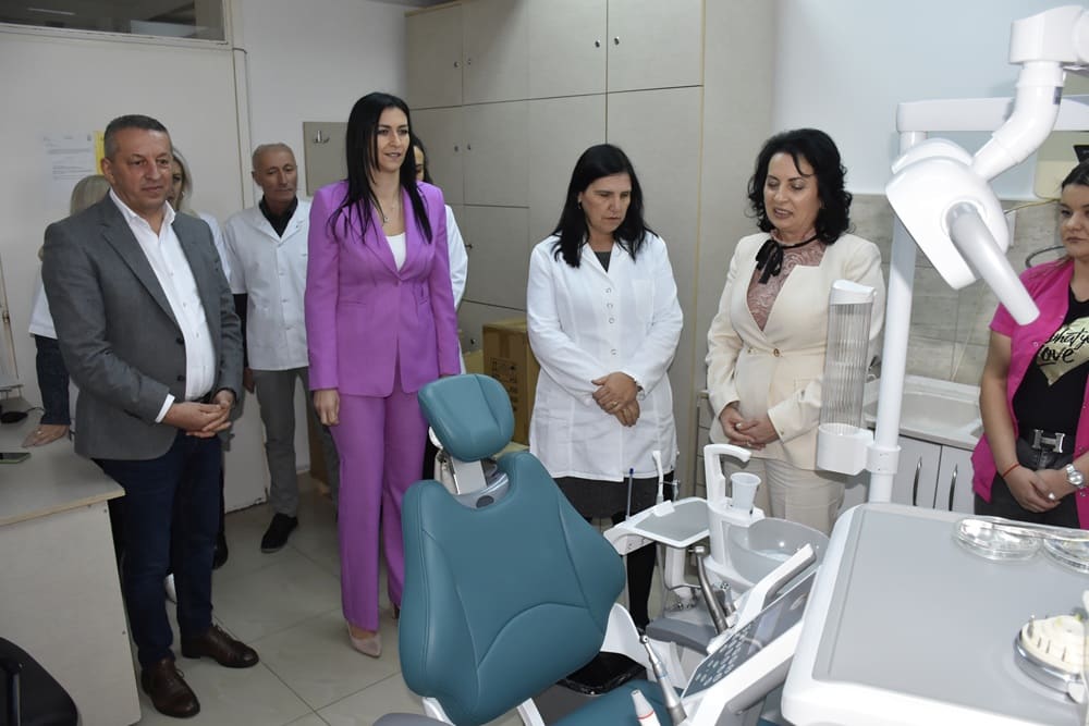 Општина Грачаница обезбедила нову стоматолошку столицу и опрему за Дом здравља у Грачаници, упућена честитка поводом лекарске славе