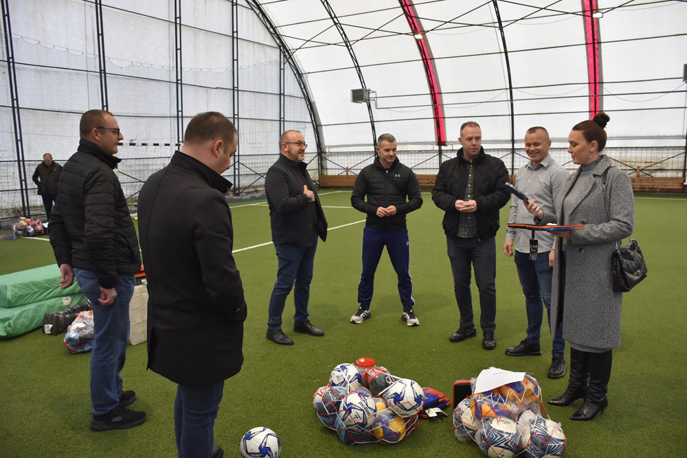 Општина Грачаница доделила спортске реквизите школама