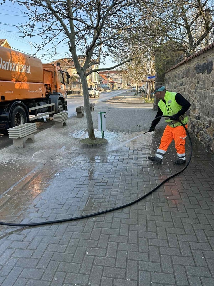 Чишћење и прање улица у Грачаници уочи Васкрса